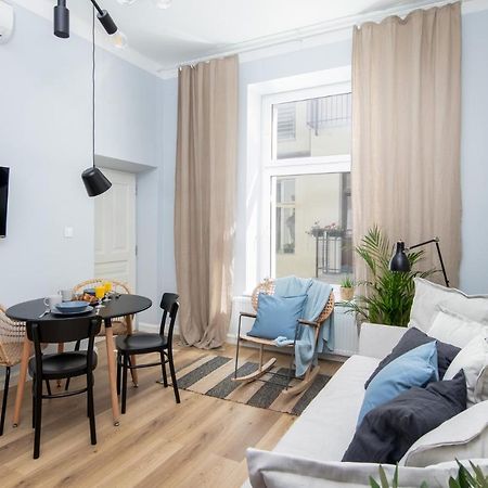 Barbacan Suites - Old Town Apartments - By Upstairs Краков Экстерьер фото