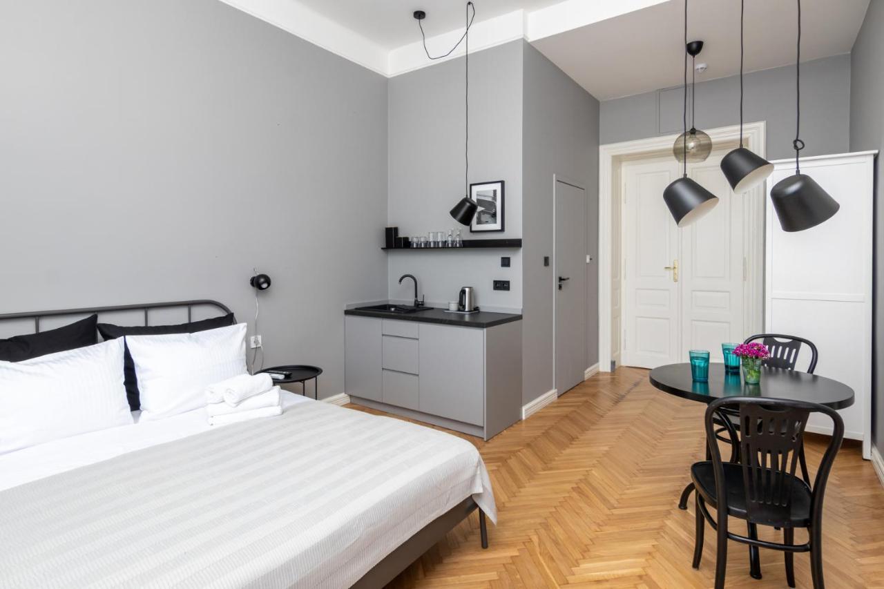 Barbacan Suites - Old Town Apartments - By Upstairs Краков Экстерьер фото