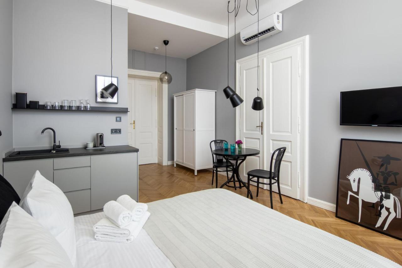 Barbacan Suites - Old Town Apartments - By Upstairs Краков Экстерьер фото